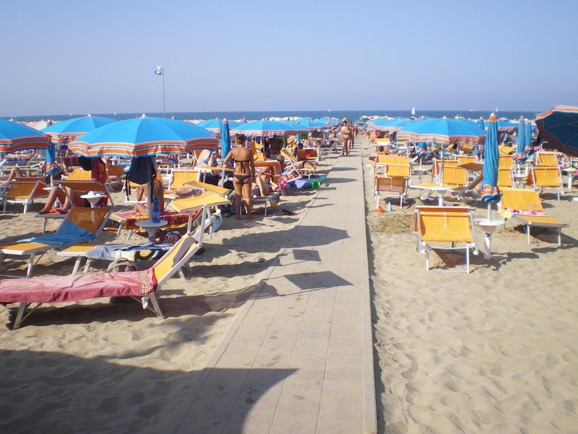 Hotel Des Bains Cattolica Exteriör bild