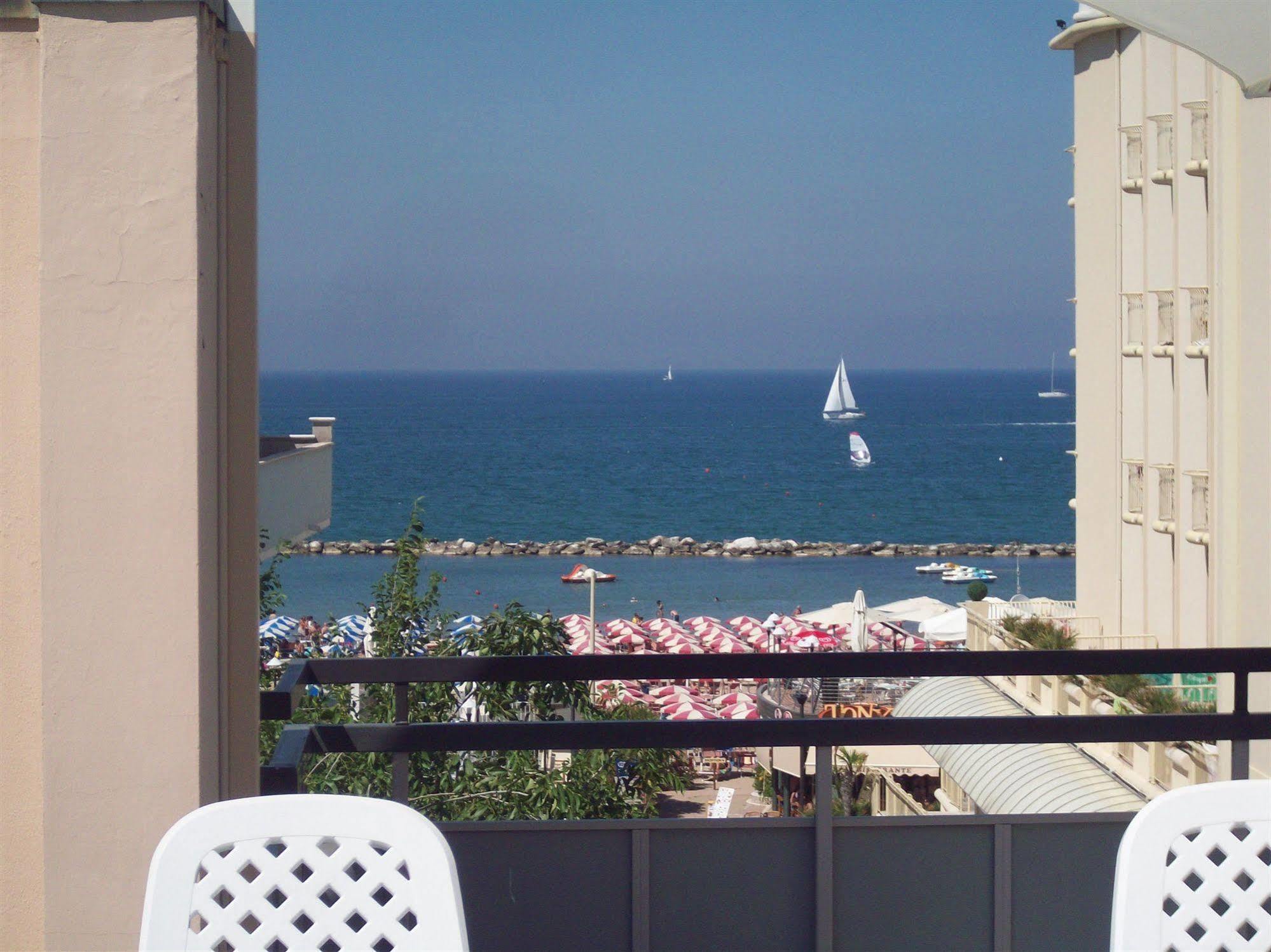 Hotel Des Bains Cattolica Exteriör bild